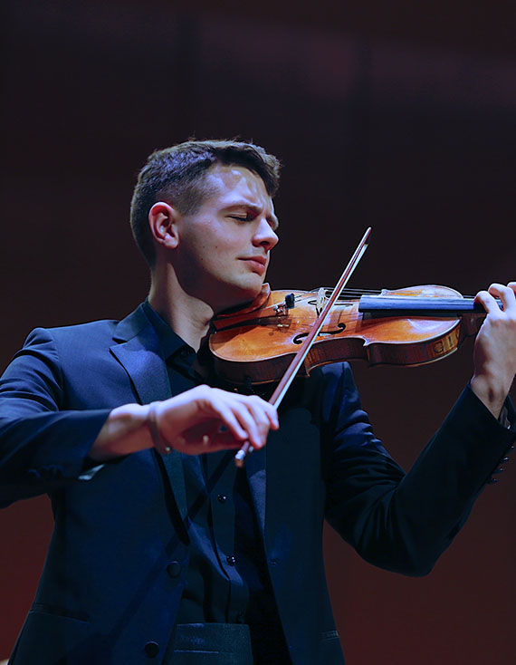 Violin performer