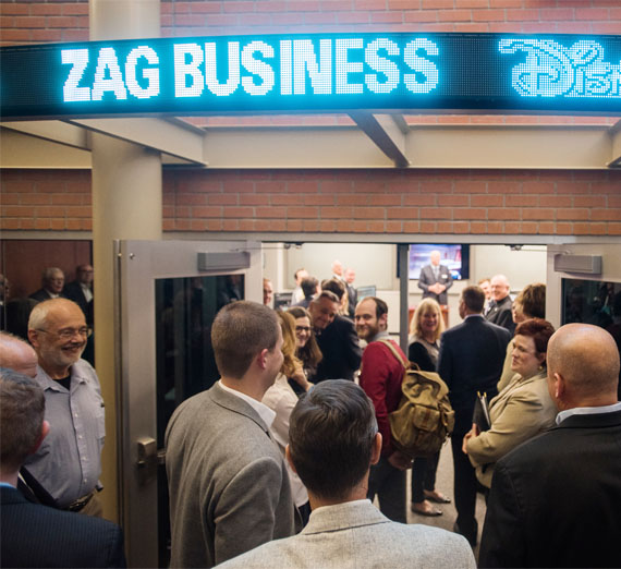 Visitors in finance lab 