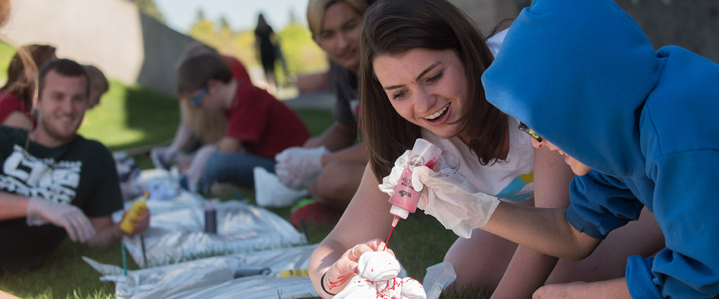 Madison Rose mentoring a young student.