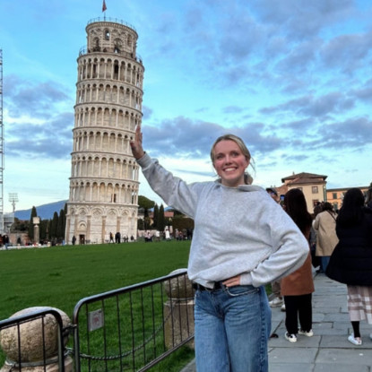 Image of Aoife Bigelow in front of the leaning tower of Pisa