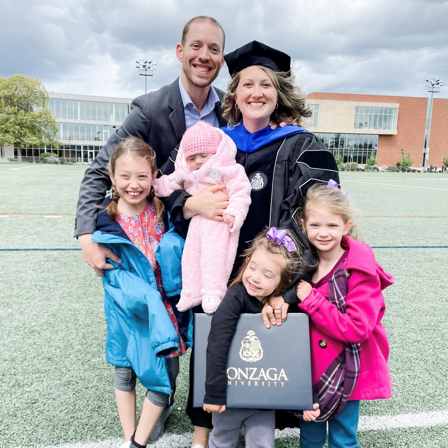 Portrait of Dana with her husband and four daughters 