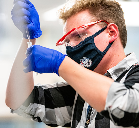 Dr. Jennifer Niven Shepherd holds a lab for students.