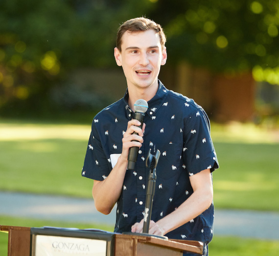 Past Alumni Scholarship recipient speaks at the 2025 Alumni Scholarship Benefit.