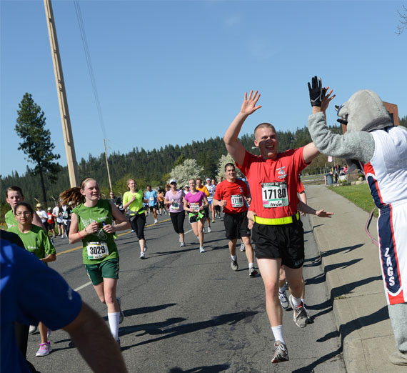 runners at bloomsday parade 