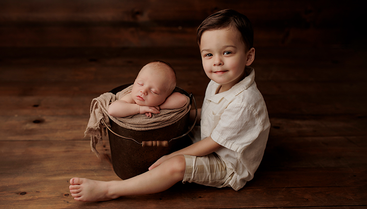 15 Sasha (Olson) and’15 Nick Rhodes welcome a son, Hunter Alexander who joins his big brother, Oliver