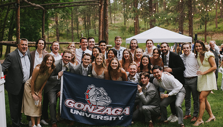 '20 Alex Hagel and ’20 Alex Korth's wedding portrait.