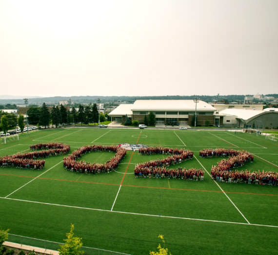 Class of 2022 takes their class photo on Mulligan field