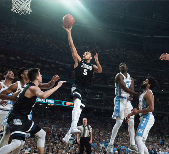 Gonzaga men's basketball player Nigel Williams-Goss lays the ball up in the 2017 National Championship game.